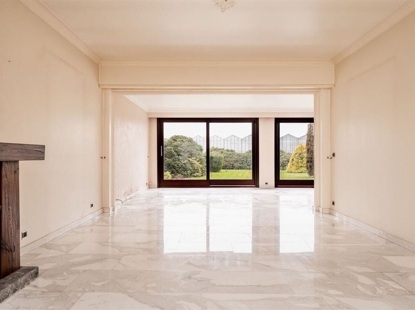 Villa lumineuse de type bungalow avec garage supplémentaire/espace de stockage sur un terrain d&#039;environ 1 650 m².&lt;br /&gt;
Au centre de la maison se trou