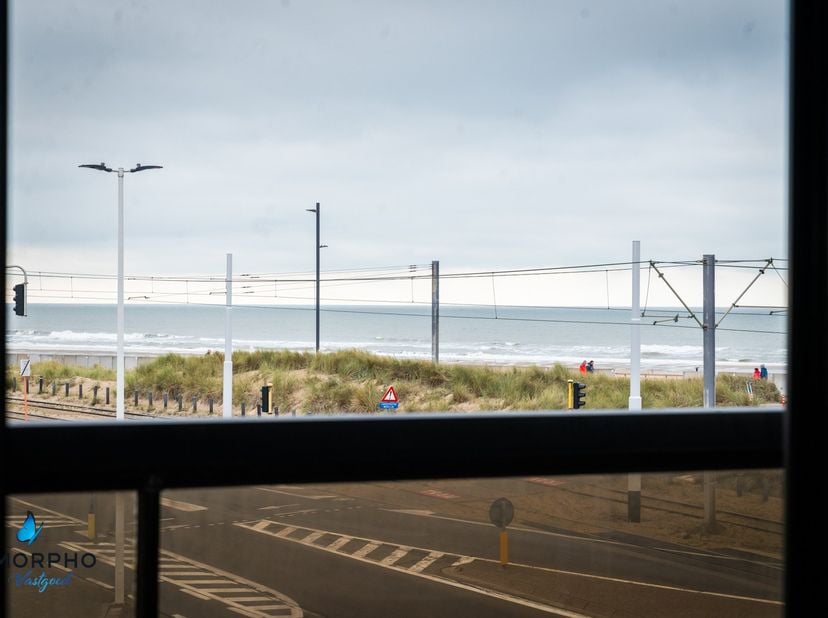 Welkom in dit charmante hoekappartement op de 2e verdieping van de Troonstraat 258, Oostende — een absolute toplocatie op enkele stappen van zee en st
