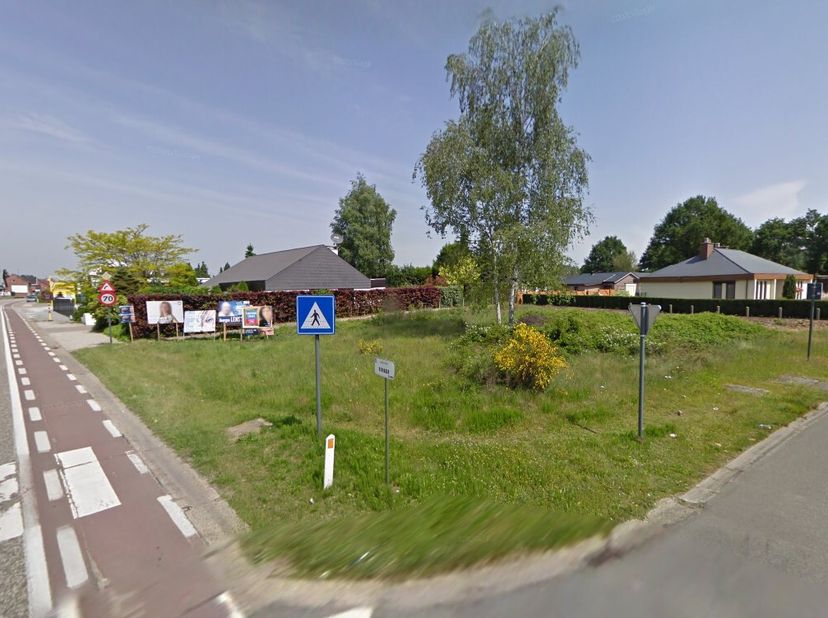 Residentieel gelegen bouwgrond voor een open bebouwing met een perceelgrootte van 9are 66ca en een straatbreedte van 19,50m.Voor meer info ga naar htt