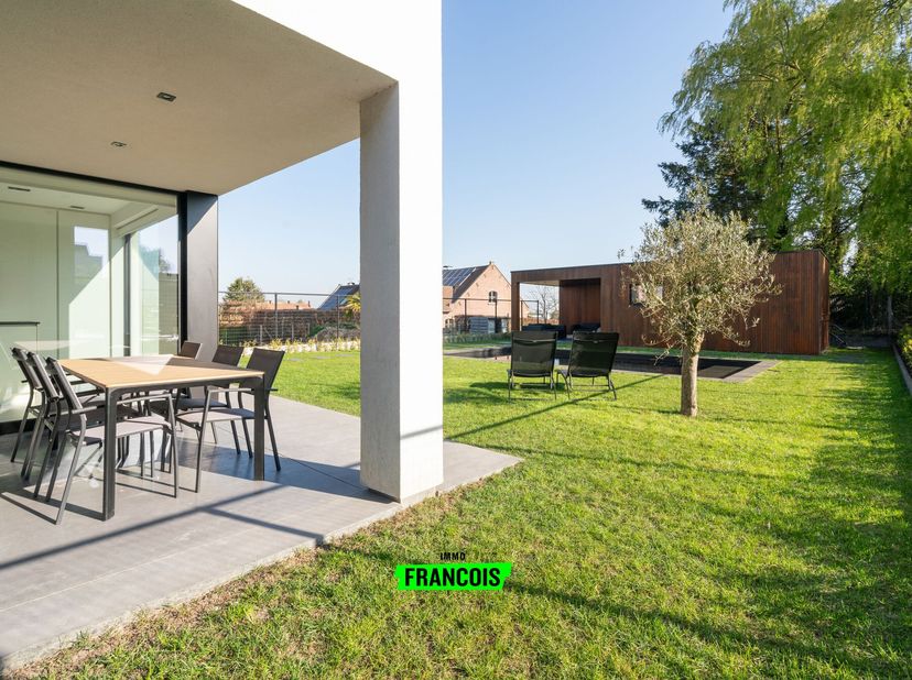 Op deze rustige locatie nabij centrum Zottegem en invalswegen, bieden wij u deze moderne, recente (eind 2021) BEN-villa aan! Deze recente woning is vo