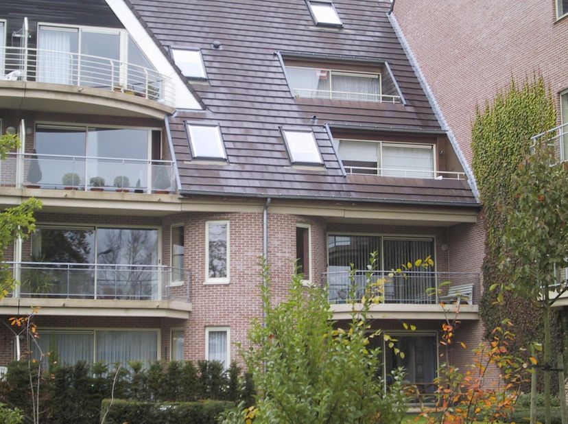 Duplex appartement met garage gelegen op de 3e verdieping nabij centrum van Melle&lt;br /&gt;
Bevat een inkomhal met apart toilet - ruime living met terras