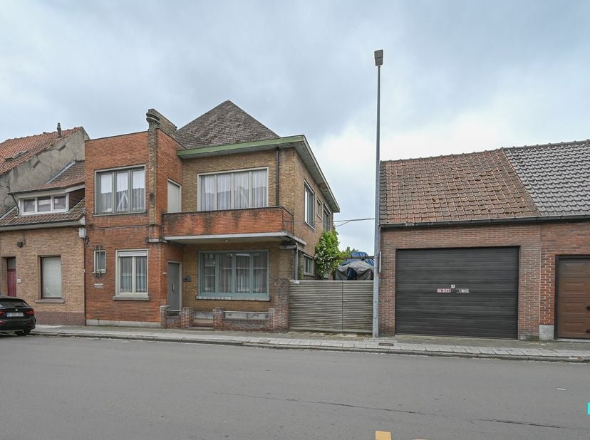 Ontdek deze prachtige burgerwoning van 1932 naar het ontwerp van Jozef De Bruycker, gelegen nabij het centrum van Izegem. De halfopen bebouwing geniet
