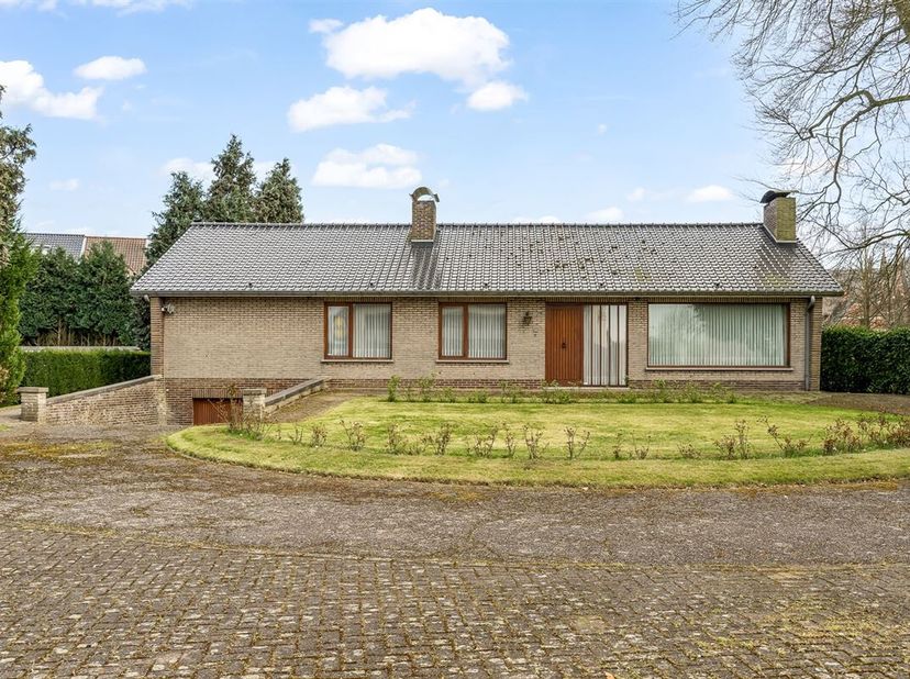 Op te frissen gelijkvloerse woning met 3 slaapkamers gelegen op een ruim perceel van 12a99ca in het centrum van Oostham.&lt;br /&gt;
Belangrijkste troeven:&lt;