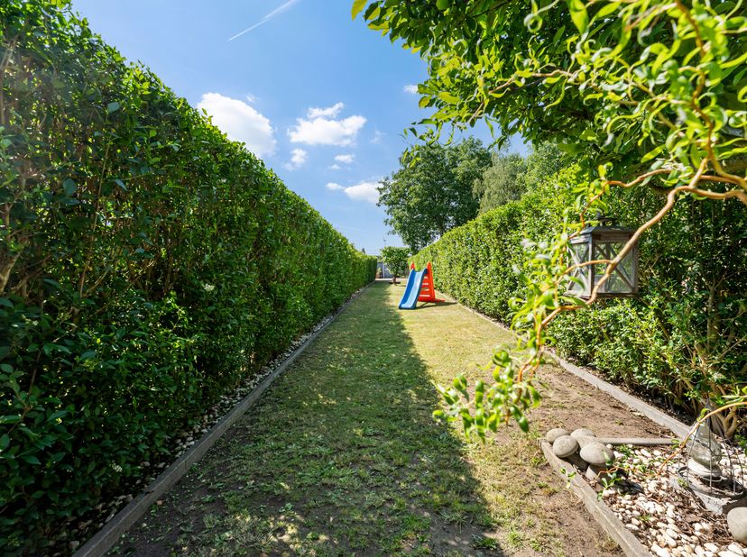Instapklare woning met 4 volwaardige slaapkamers en leuke tuin zoekt nieuwe eigenaars te Menen!&lt;br /&gt;
Het pand is voorzien van EPC-label D (geen renov