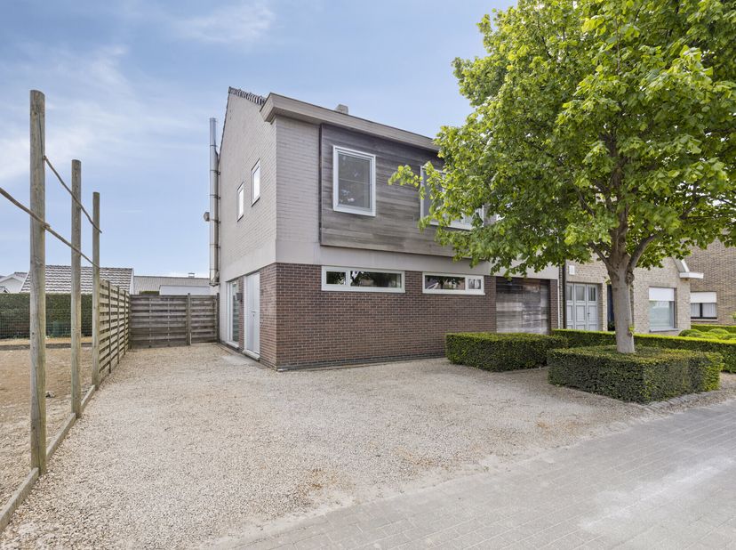 Unieke karakterwoning in het veelzijdige Sint-Eloois-Vijve, aan de rand van Waregem. Deze instapklare, gerenoveerde woning beschikt over 4 slaapkamers