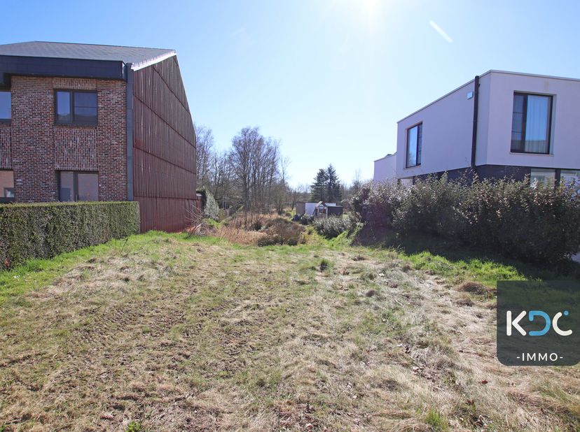 Rustig gelegen bouwgrond voor halfopen bebouwing. Perceeloppervlakte van 12are25ca. Het perceel is zuid georiënteerd en heeft uitzicht op het Provinci