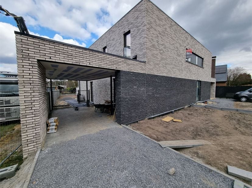 Prachtige, BEN-nieuwbouwwoning met carport en tuinberging.&lt;br /&gt;
Uitstekend gelegen in een doodlopende straat met een zeer vlotte verbinding naar het