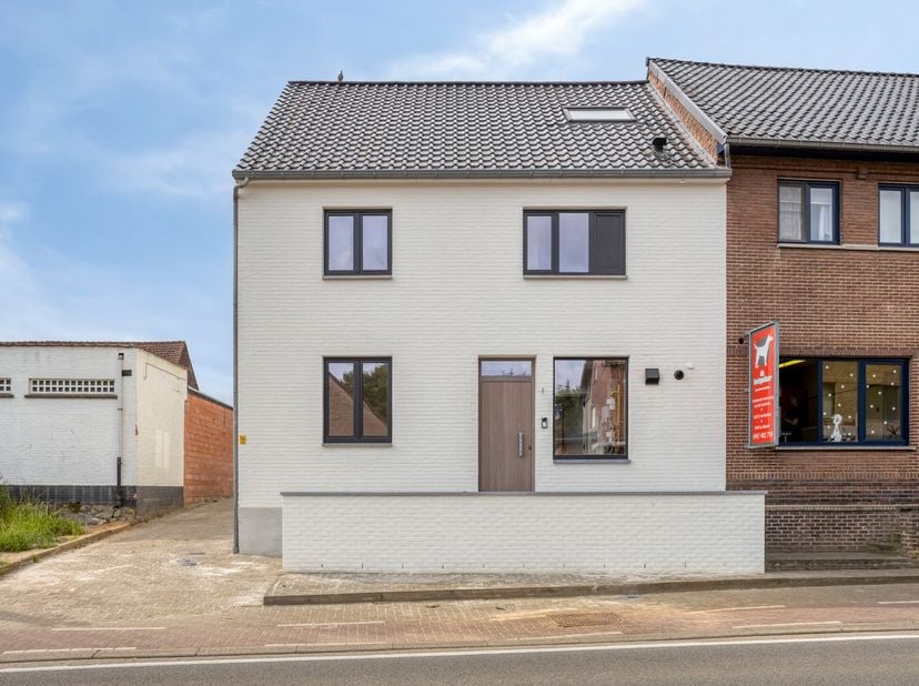 Aan de Weg naar Opoeteren 170 in Oudsbergen treffen we dit volledig gerenoveerde duplex-appartement aan, gelegen op de eerste en tweede verdieping van