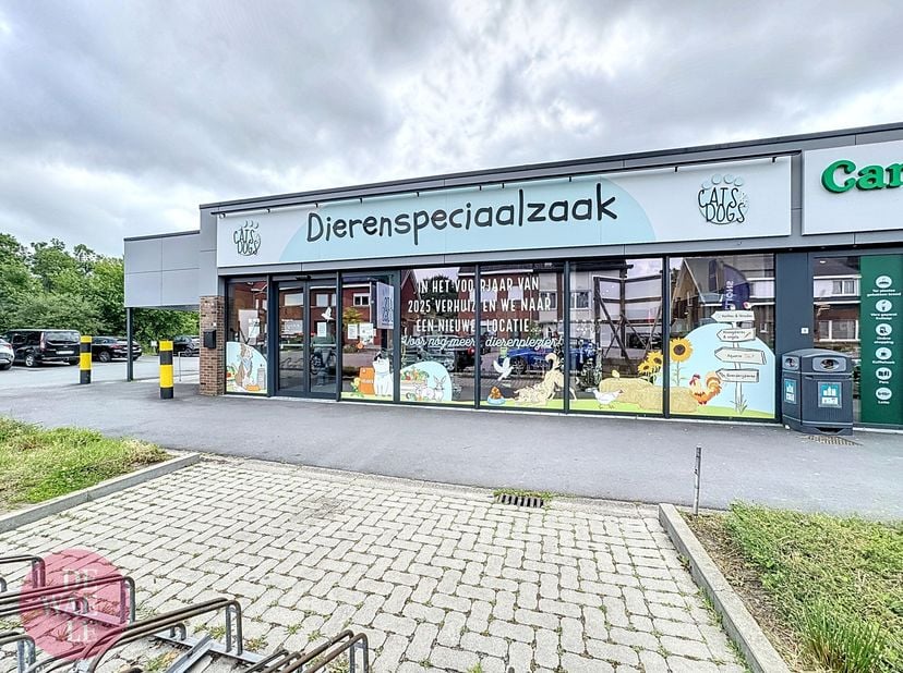 Ruime en energiezuinige winkelruimte te huur te Sint-Katelijne-Waver.&lt;br /&gt;
Troeven:&lt;br /&gt;
-Voldoende parkeergelegenheid voor klanten en personeel&lt;br