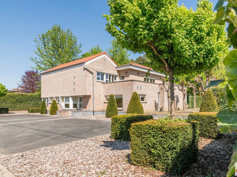 Uitzonderlijke woning met kantoorruimte, dubbele garage en zonnig terras op toplocatie - KIJKDAG DO 22 MEI (OP AFSPRAAK)&lt;br /&gt;
 In een rustige en resi
