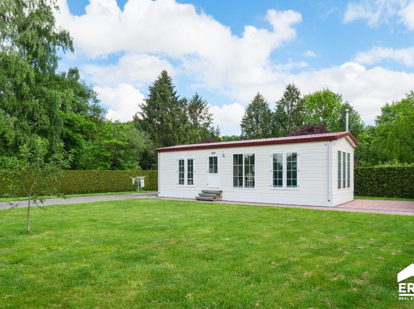 Instapklare bungalowwoning in het groene Sint-Huibrechts-Hern (Bilzen-Hoeselt) op een prachtig zuidgericht perceel van 8are 90ca, met een bew. opp. va