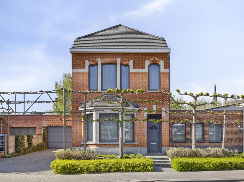 In het charmante en landelijke Tildonk, op een centrale locatie tussen Leuven en Mechelen, bevindt zich deze ruime en karaktervolle woning die in 2002