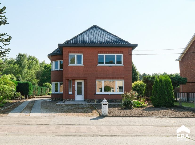 Te renoveren gezinswoning met 3 (mogelijk 4 slaapkamers) en vlotte bereikbaarheid te Ramsel (Herselt).Deze woning ligt op een perceel van 12are en hee