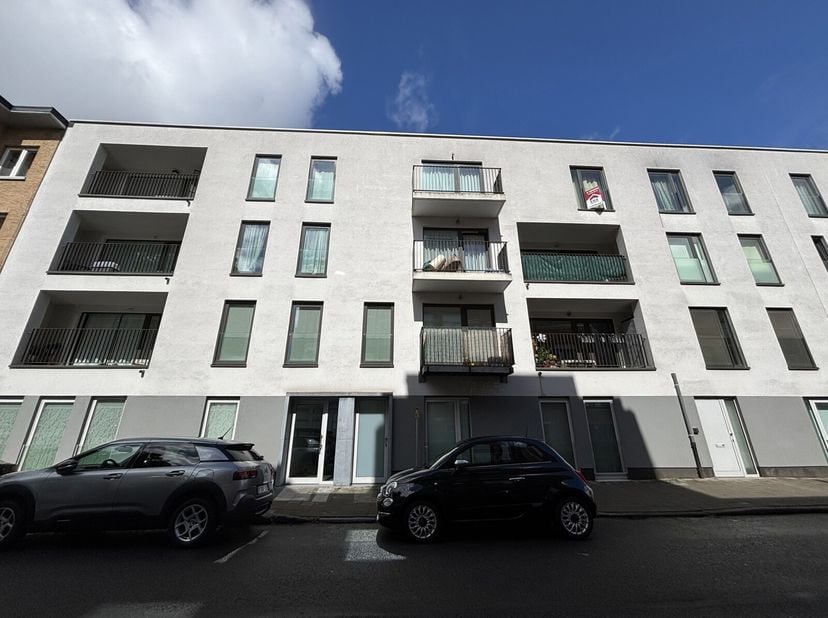 ---- SCHAERBEEK ---- Dit mooie appartement met 1 slaapkamer van +/- 55 m² (volgens de EPB) bevindt zich op de eerste verdieping van een recent gebouw