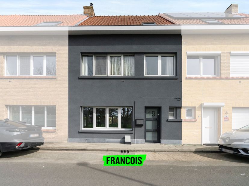 Cette maison prête à être emménagée est située à deux pas de la mer et de divers commerces. Grâce à des installations économes en énergie, vous bénéfi