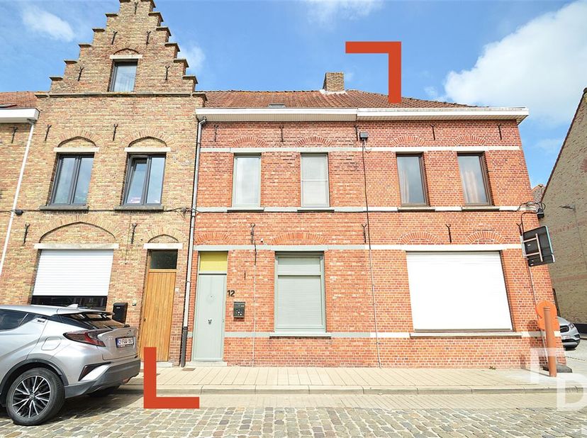 Op het Zaalhof te Ieper is deze stadswoning op zoek naar nieuwe huurders.&lt;br /&gt;
De woning is centraal gelegen op wandelafstand van het station, de Gro