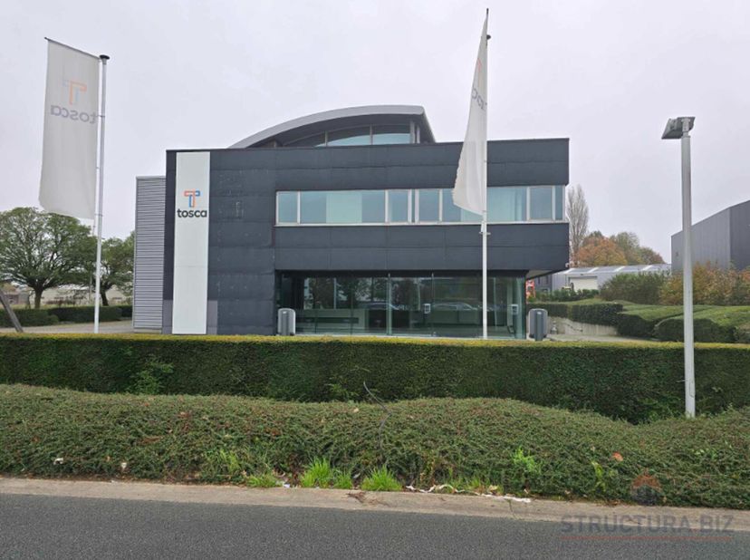 Ce bâtiment commercial se compose de 1 238m² d&#039;espace de bureaux répartis sur 3 étages. Le rez-de-chaussée de 414m² peut parfaitement servir de salle