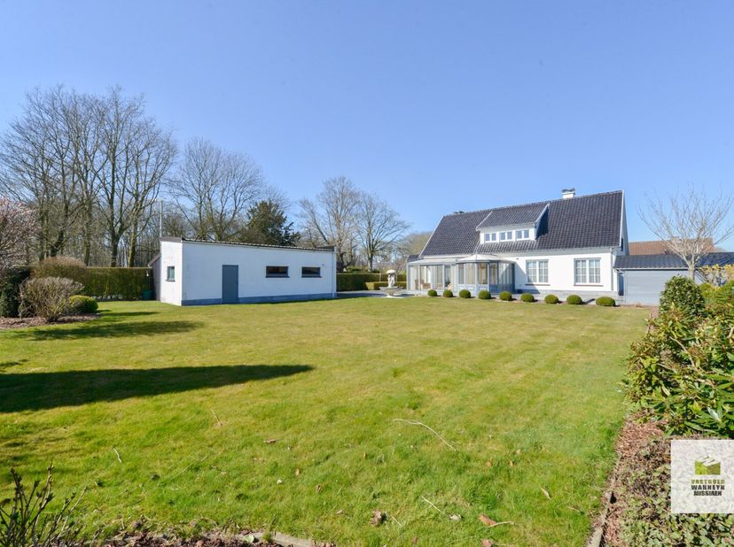 Aan de rand van de Lakebossen vindt u deze verzorgde villa met 4 slaapkamers, zuidgerichte tuin en afzonderlijke garage op 1.360m2. De woning werd ste