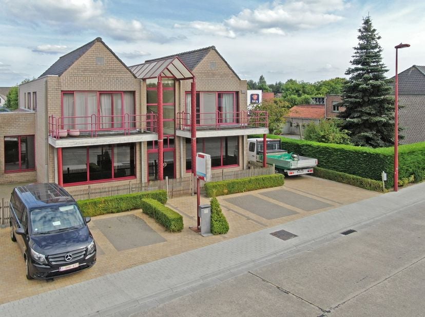 Op vandaag bestaande uit twee entiteiten op een perceel van 812 m². Uniek commercieel gelegen langs een verbindingsweg en toch ook te voet bereikbaar