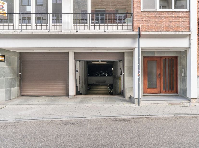 Autostaanplaats S14 is prima gelegen op 50m van de Diestsestraat en 100m van de Bondgenotenlaan. De staanplaats is bovendien gemakkelijk toegankelijk.
