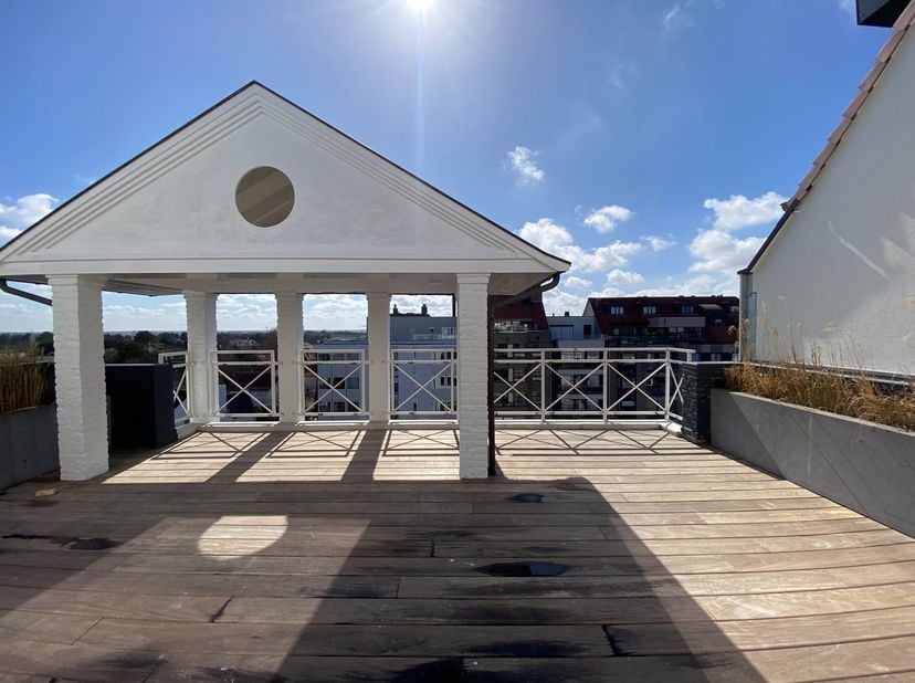 ONGEMEUBELD - UNIEKE PENTHOUSE gelegen op het Burgemeester Frans Desmidtplein met een zeer groot zonneterras en een open zicht.&lt;br /&gt;
Het appartement