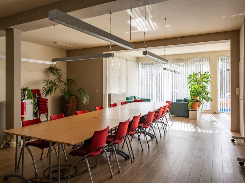 De locatie van deze kantoor- of praktijkruimtes is een ideale uitvalsbasis voor meerdere disciplines of branches. En dit dankzij de ligging op een boo