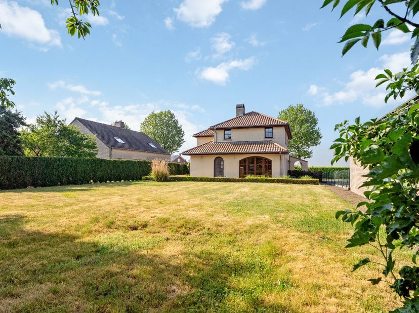 Deze ALLEENSTAANDE WOONST geniet een LANDELIJKE LIGGING in Vinkt, deelgemeente van Deinze met name in de Aarseleweg 51 op een  perceel grond van 922 m