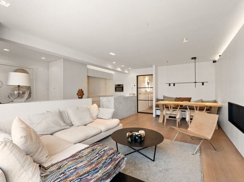 Appartement de plus de 2 chambres avec une belle façade situé au centre de la Lippenslaan à Knokke.&lt;br /&gt;
Disposition :&lt;br /&gt;
hall d&#039;entrée avec toile