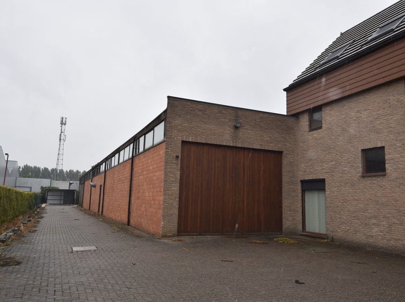 Ligging:Dit bedrijfsgebouw ligt in de Aven Ackers in Verrebroek, de op en afrit naar de N49 (Antwerpen-Knokke) liggen op minder dan 1 km,de invalswege