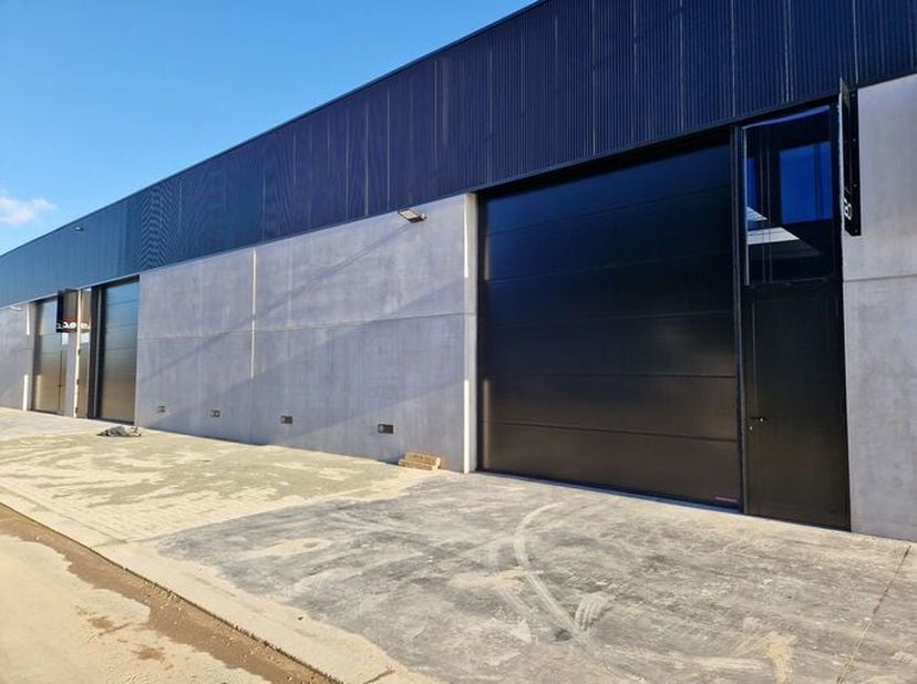 Op zoek naar een functionele en strategisch gelegen bedrijfsruimte? Key-Stone biedt een moderne KMO-unit te huur in Kortrijk, met uitstekende verbindi