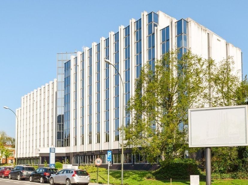 472,96 m² kantoren op 1ste verdieping&lt;br /&gt;
Ligging: vlakbij A12 en Brusselse Ring, openbaar vervoer op wandelafstand&lt;br /&gt;
Specificaties: glasgevel,