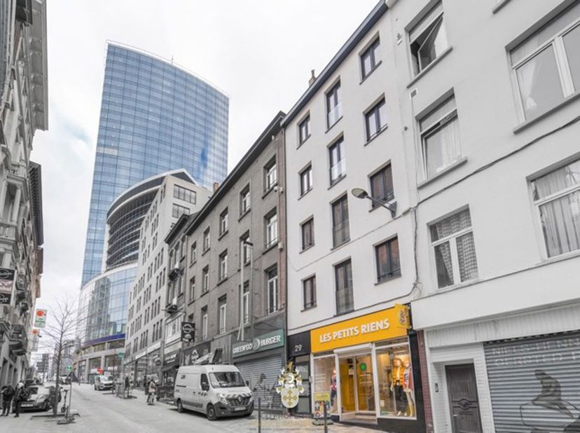 Commerciële oppervlakte van +- 148m2 (geen horeca &amp; nachtbars)Raambreedte van 4,84m - Lengte: +/- 34mBeschikbaar in juni 2025Huidige jaarlijkse huurin