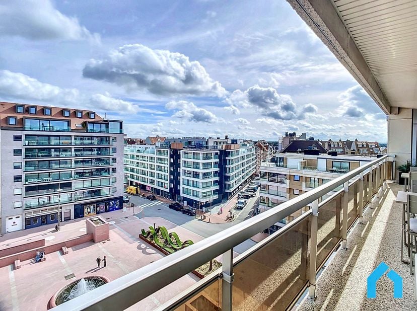 Dit uniek, lichtrijk appartement beschikt over een ruime woonkamer met open keuken, een badkamer en een douchekamer. Ook beschikt het appartement over