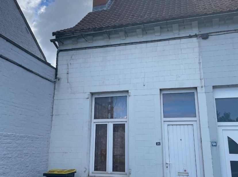 Maison d&#039;habitation avec jardin à rénover complètement composée d&#039;une pièce donnant sur l&#039;entrée, un séjour, une SDB obsolète, un WC, 2 chambres et d&#039;