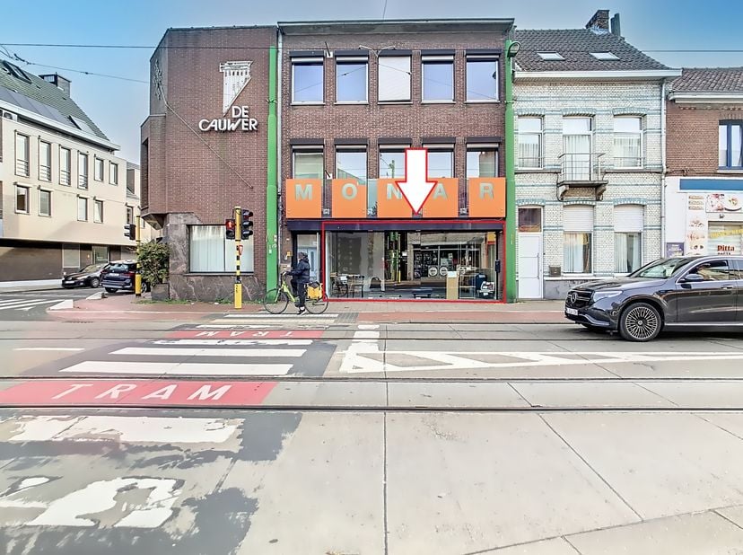 Ce grand appartement est proposé à la vente au Dorp West 20 à Zwijndrecht. Il bénéficie d&#039;un emplacement très central, à proximité de la place de l&#039;ég