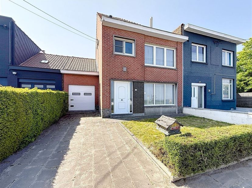 Située à la Chaussée de Gand, dans le quartier de La Coquinie, en bordure de Flandre, cette charmante maison trois façades avec garage offre un cadre