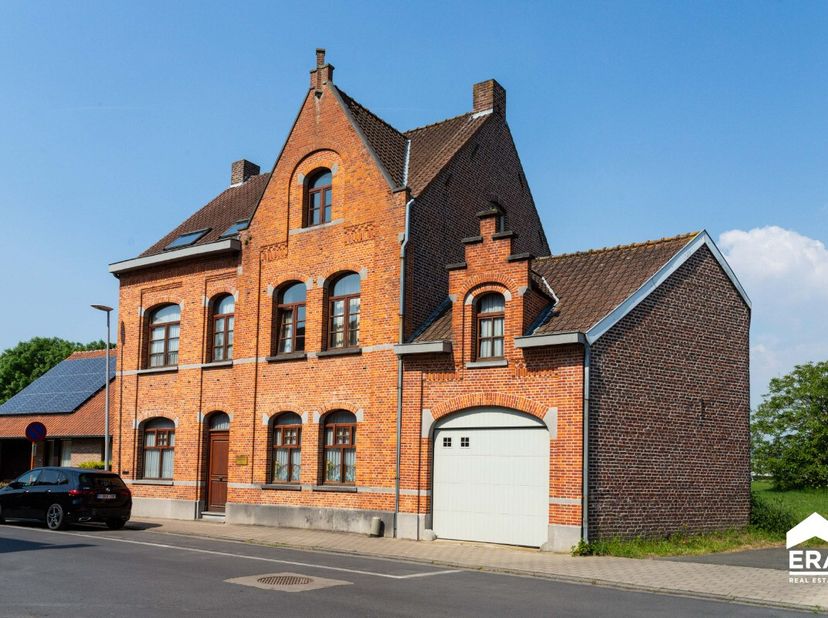 [[ DIT PAND NEEMT DEEL AAN DE ERA OPEN HUIZEN DAG OP 14/6 VAN 14:30 TOT 15:30 ]] Karaktervolle woning te koop in Elverdinge Over de woning In het hart