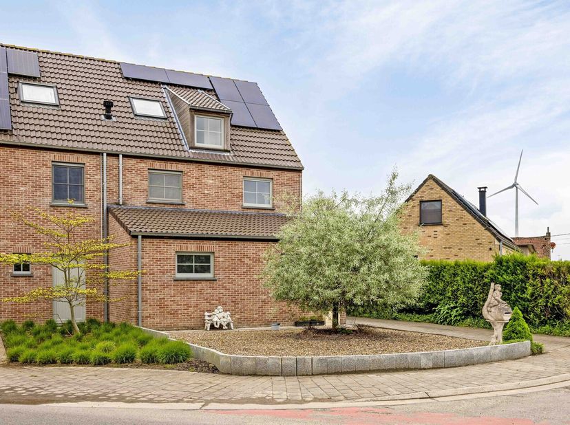 We bieden u graag deze recente woning aan met 6 slaapkamers op een ideale locatie. Het is gelegen op een ideale uitvalsbasis met een goede verbinding