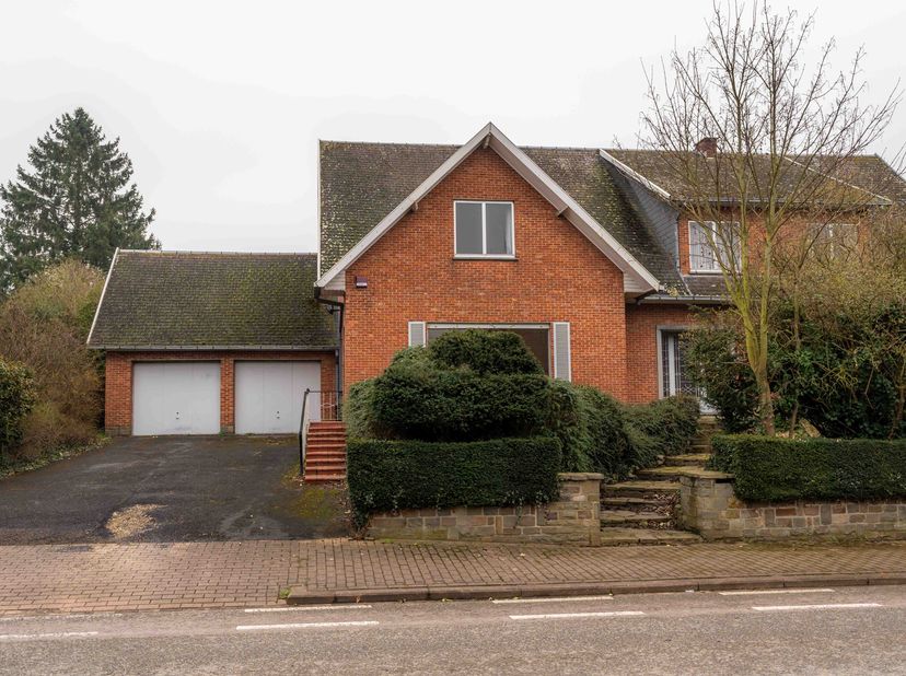 Deze karaktervolle villa met 4 slaapkamers en een polyvalente ruimte voor de uitoefening van een vrij beroep biedt een unieke kans.&lt;br /&gt;
Gelegen op e