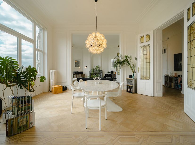 Situé dans lun des quartiers les plus recherchés de Bruxelles, ce penthouse duplex dexception qui se niche au sommet dun immeuble de caractère datant