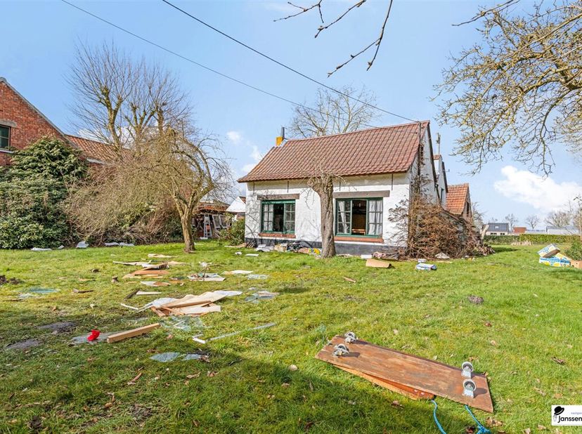 Un terrain à bâtir de 1.490 m² avec une largeur à la rue de 27 m ! Possibilité de subdiviser en 2 terrains à bâtir pour des constructions jumelées !&lt;b