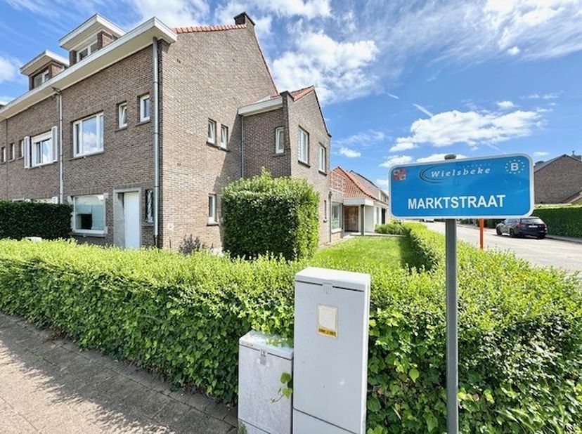 Woning in gerenoveerde en instapklare staat, gelegen op goede locatie nabij de markt van Wielsbeke (295.000 EUR). Samen aan te kopen met polyvalent ha