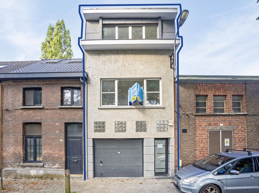Deze woning vind je terug in een rustig maar centraal gelegen straat met scholen en openbaar vervoer slechts op een steenworp verwijderd. Hoewel dit p