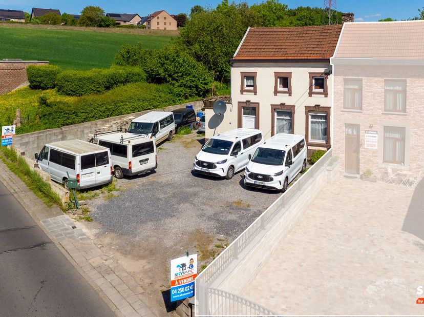 L&#039;agence SKYIMMO a le plaisir de vous propose cette grande maison pleine de POTENTIEL située à SAINT NICOLAS composée comme suit:&lt;br /&gt;
AU RDC : entré