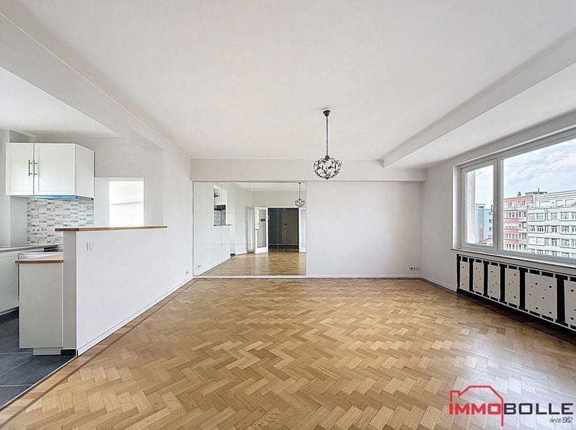 Boulevard Louis Schmidt, à proximité du métro Pétillon et de toutes les facilités, magnifique appartement fraîchement rénové de +/- de 85m² (selon CPE