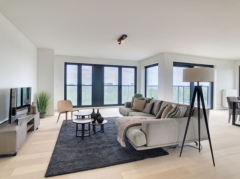 Cet appartement luxueux et lumineux est situé au huitième étage de la résidence Valora à Ingelmunster. Le bâtiment a été construit en 2019 et présente