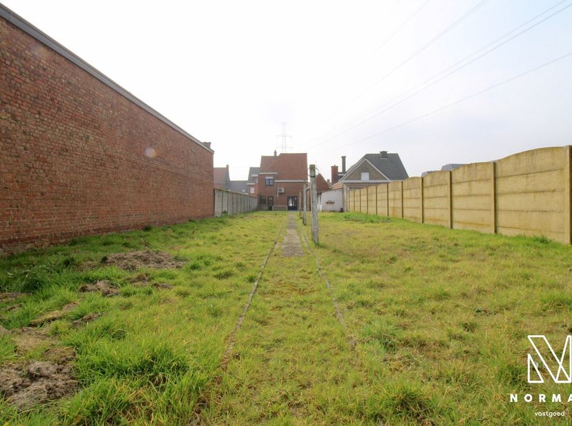 OPENDEURDAG 17/05 van 9u30 tot 10u30!&lt;br /&gt;
Welkom in de Waregemstraat 137.&lt;br /&gt;
Deze ruime alleenstaande woning beschikt over drie slaapkamers, ruim