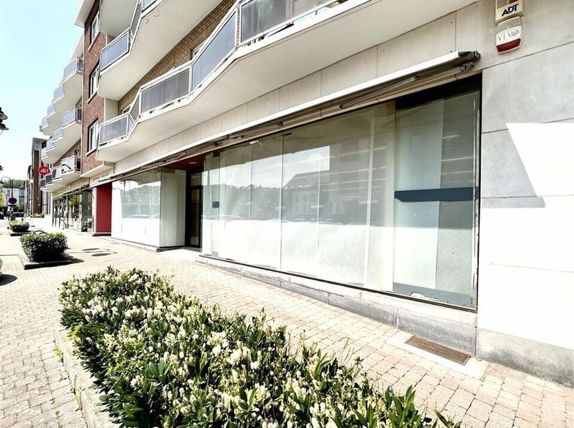 BEAURAING - Gelegen in het hart van de stad Beauraing, op het iconische en bekende &quot;Place de Seurre&quot;, ontdek deze winkelruimte van meer dan 350 m² met