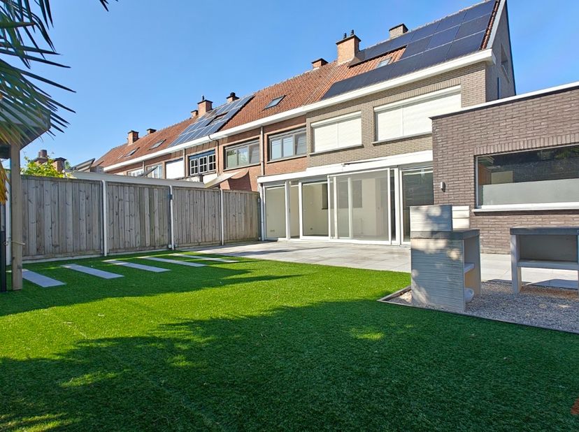 VANAF €300.000&lt;br /&gt;
&lt;br /&gt;
Deze gerenoveerde, instapklare woning met EPC-label B in Menen biedt een ideale combinatie van comfort en bereikbaarheid.