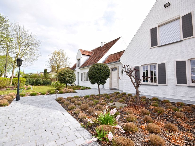 PROVINCIEBAAN 50 - 8880 LEDEGEM&lt;br /&gt;
Op een strategische locatie langs de verbindingsweg Roeselare-Menen bevindt zich deze karaktervolle villa met ha